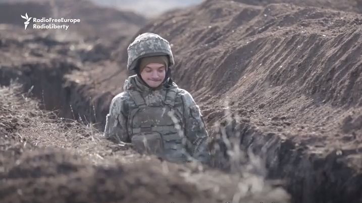 Ukrajinští vojáci budují na východě země nové zákopy